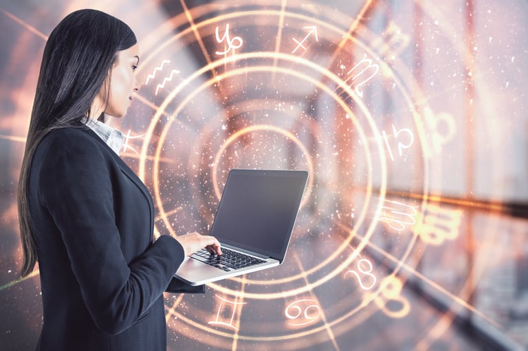 Mujer de negocios con laptop y holograma de zodiaco futurista, concepto de astrología digital